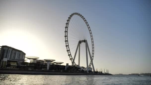 Dubai Ferris Rueda Bluewater Island Vista Desde Costa Desde Barco — Vídeos de Stock