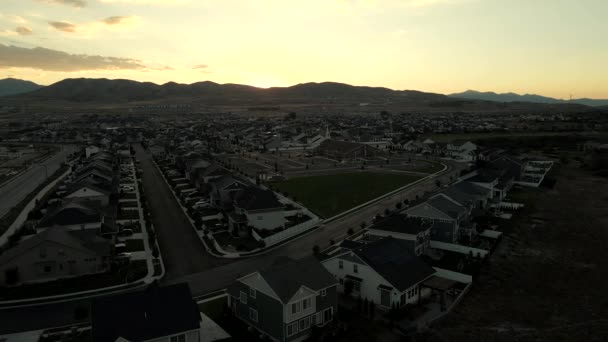 Tramonto Dietro Montagne Con Pittoresco Quartiere Suburbano Nella Valle Parallasse — Video Stock