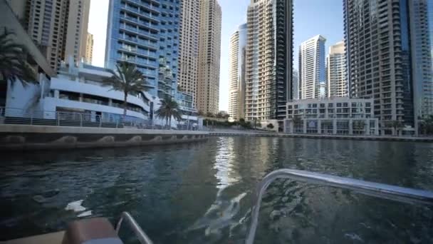 Dubai Marina Bae Rıhtım Kuleleri Gezinti Alanı Yolundaki Yattan Görüş — Stok video