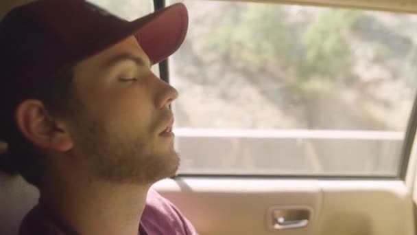 Atrakcyjne Młody Zmęczony Biały Człowiek Gen Millennial Zasypia Samochodzie Otwartymi — Wideo stockowe