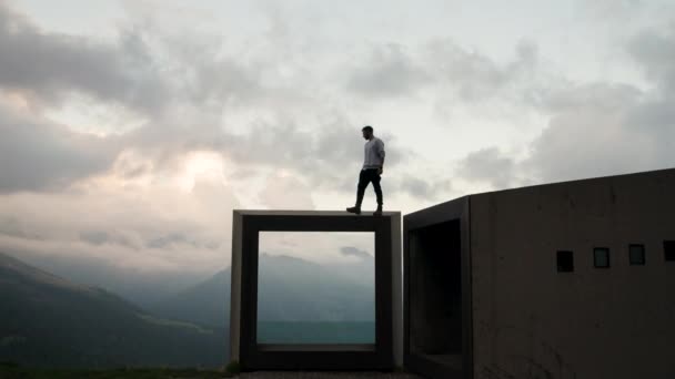 Viaggiatore Sul Telescopio Ponte Osservazione Sopra Timmelsjoch Alta Strada Alpina — Video Stock