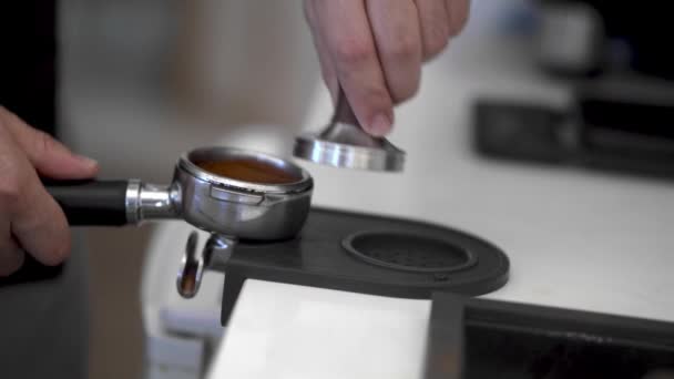 Close Barista Persing Gemalen Koffie Portafilter Met Sabotage Langzame Beweging — Stockvideo