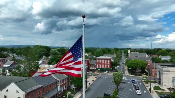 Chmury Burzowe Niebie Amerykańską Flagą Powiewającą Wietrze Letnia Burza Usa — Wideo stockowe