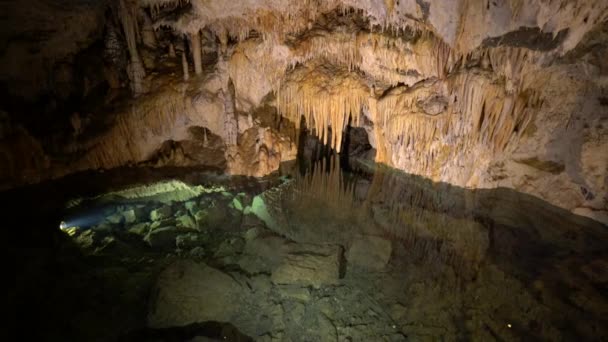 Underjordisk Grotta Slovakien Med Stalagmiter Och Stalaktiter Över Vatten — Stockvideo