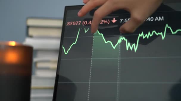 股票经纪人分析触摸屏笔记本电脑投资的市场趋势图 — 图库视频影像