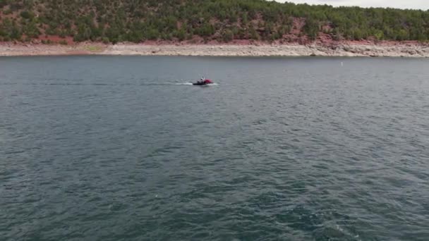 Man Paardrijden Waverunner Jet Ski Sea Doo Bij Flaming Gorge — Stockvideo