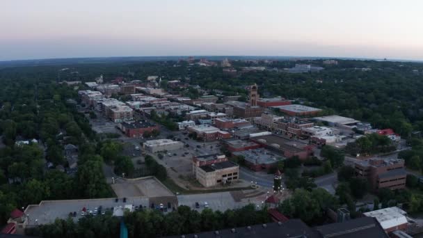 日没時にカンザス州ローレンス中心街の空中降下接近ショット — ストック動画