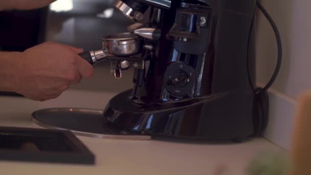 Onherkenbaar Barista Gieten Gemalen Koffie Portafilter Uit Koffiemolen — Stockvideo