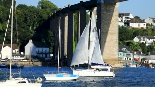 Wysoka Żaglówka Pływa Pod Tamar Royal Albert Bridge Między Devon — Wideo stockowe