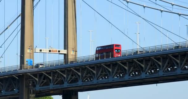 Rode Dubbeldekker Bus Tamar Brug Tussen Devon Cornwall — Stockvideo