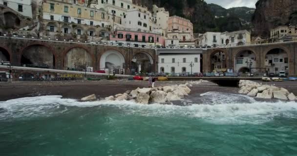 Pár Romantických Líbánkách Pobřeží Amalfi Letecký Dron Pullaway Reveal Pullback — Stock video