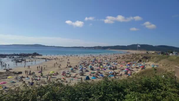 青い空が広がる暑い午後のビーチでは 晴れた夏の日を楽しんでいます パノラマ撮影 Lanzada ポンテベドラ スペイン — ストック動画