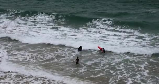 Cuerpo Niños Surfeando Las Olas Día Ventoso Newquay Cornwall — Vídeo de stock