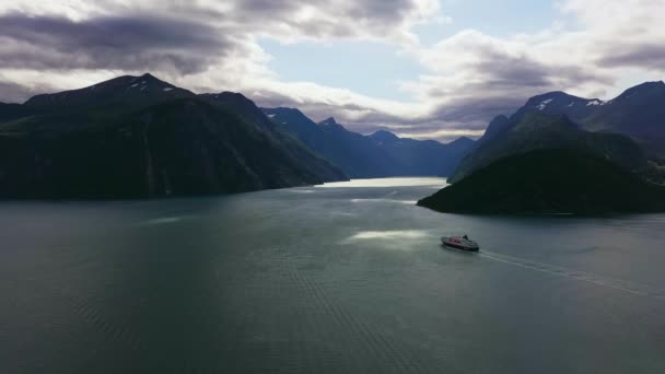 Luchtfoto Van Een Cruiseschip Dat Geirangerfjord Binnenvaart Dramatische Zomerdag Noorwegen — Stockvideo