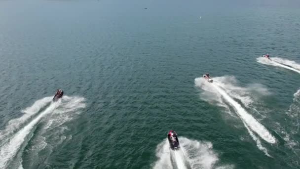 ジェットスキー 湖の水面で速くレースを行う 空中ドローンビュー — ストック動画
