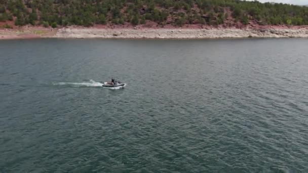 Vrouw Bij Flaming Gorge Lake Reservoir Riding Fun Waverunner Luchtfoto — Stockvideo