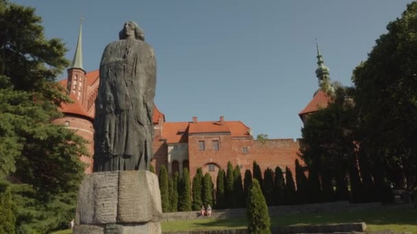 Catedral Colina Con Estatua Nicolás Copérnico Frombork Polonia Panorámica — Vídeos de Stock