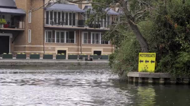 Royal Windsor Daki Thames Nehrindeki Motorlu Teknelerin Gidiş Yönünü Gösteren — Stok video