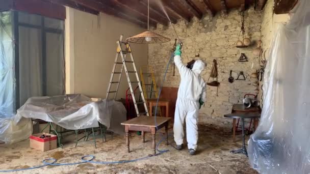 Ppe Suit Spraying Woodframe Pesticide Wood Borer Parasites — 비디오