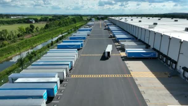 Jockey Truck Trailers Amazon Warehouse Distribution Center Aerial Dolly Forward — Stock Video