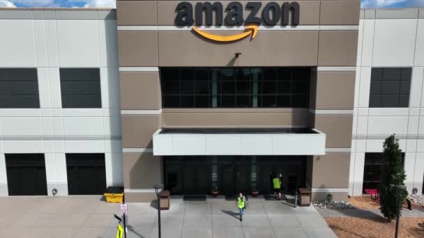 Amazon Depo Binası Antenin Yakın Çekimi Çalışanlar Girişte Yürür — Stok video