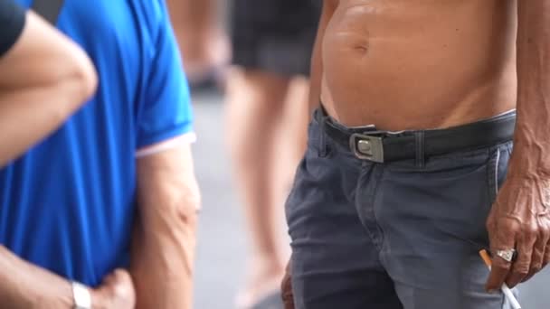 Oude Mannen Roken Een Openbare Plaats Singapore — Stockvideo