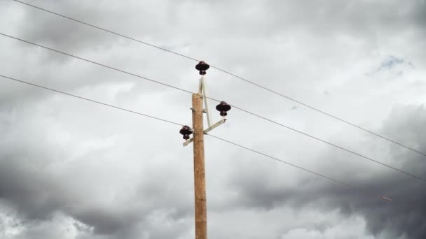 Teléfono Madera Poste Cables Con Oscuro Cielo Sombrío Fondo Ángulo — Vídeos de Stock