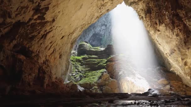 世界上最大洞穴内的太阳光时间 — 图库视频影像