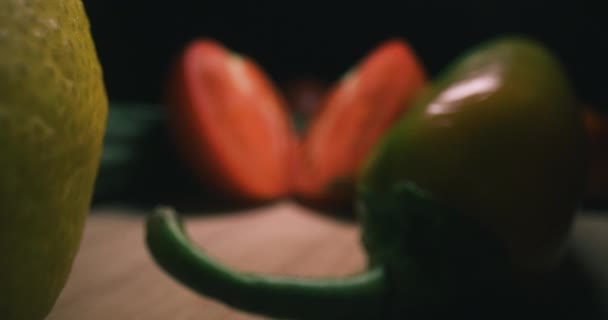 Puxe Uma Mesa Com Frutas Vegetais Extrema Close Corte Fatias — Vídeo de Stock
