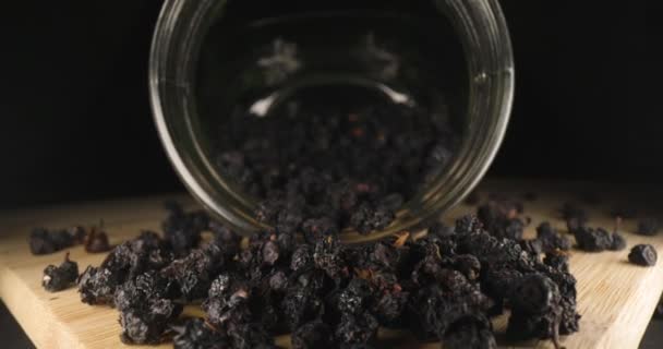 Tarik Dalam Botol Kaca Diisi Dengan Blueberry Organik Kering Siap — Stok Video