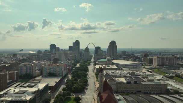 ミズーリ州セントルイスのアーチへの空中ビュー — ストック動画