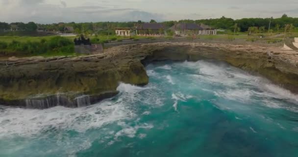 Nusa Lembongan Kayalık Kıyı Şeridinde Güçlü Dalgalar Turistik Bölgeye Doğru — Stok video