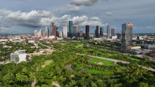 Aerial View Overlooking Eleanor Tinsley Park Houston Skyline Background Sunny — Stock Video