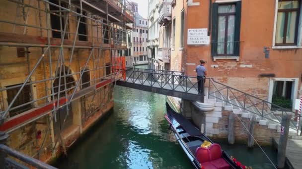 Sturdy Steel Bridge Ponte Malvasia とOld Street Calle Malvasia イタリアのヴェネツィアにある橋 — ストック動画