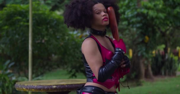 Μπουμ Κάτω Από Μια Harley Quinn Cosplayer Κρατώντας Ένα Ρόπαλο — Αρχείο Βίντεο