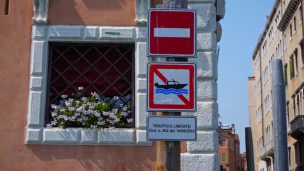 イタリアのヴェネツィアにある狭い運河のボート入り口での限定交通ゾーン標識 手持ち — ストック動画