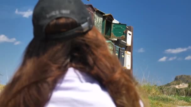 Uma Mulher Fotografa Caixas Correio Antigas Uma Parede Madeira Meio — Vídeo de Stock