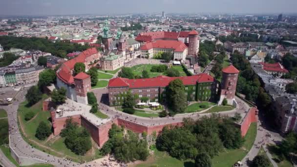 Τοπίο Της Κρακοβίας Πόλη Τουρίστες Που Επισκέπτονται Wawel Royal Κάστρο — Αρχείο Βίντεο