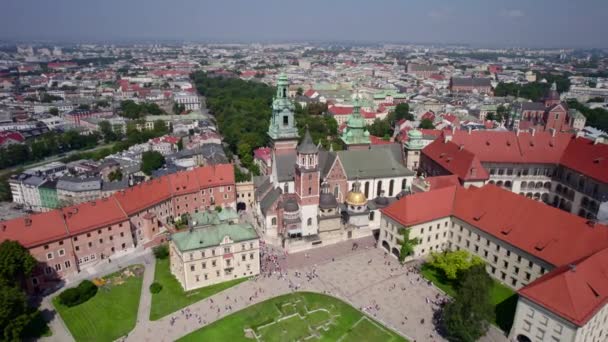 Dynamische Drone Shot Van Wawel Kathedraal Binnenplaats Tuinen Krakau Polen — Stockvideo