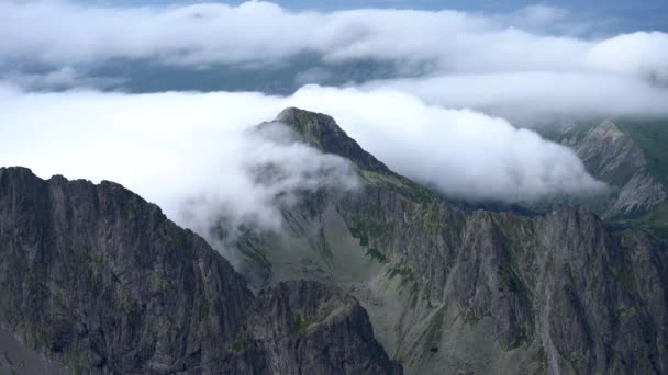 山のピークによって分割された遅い予防霧裸のギザギザの斜面 タトラ山脈 時間の経過をカスケード — ストック動画