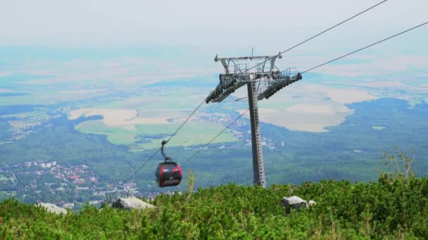 Gondola Linbanor Rusa Upp Och Ner Gröna Sommarbackarna Höga Tatrabergen — Stockvideo