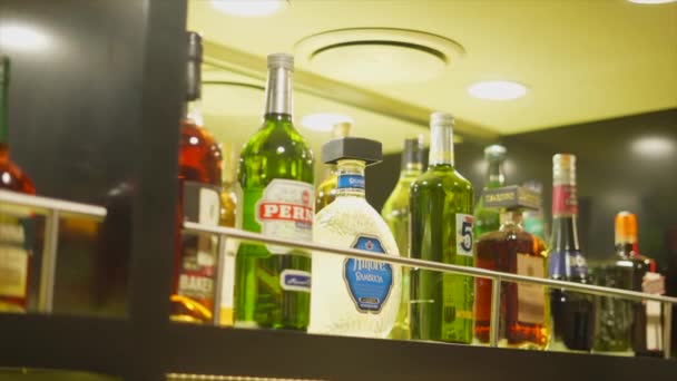 Botellas Licor Una Fila — Vídeo de stock