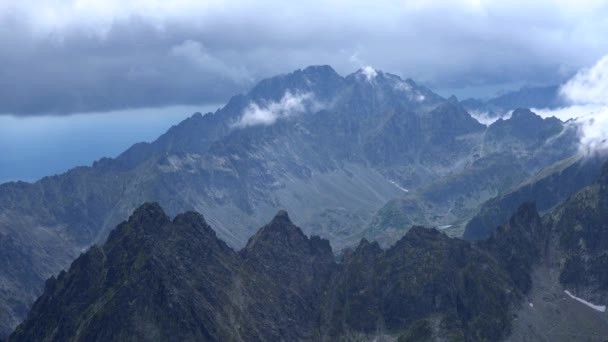 高タトラタイムラプスのギザギザの山の頂を横切って暗い濃い雲の掃引 — ストック動画