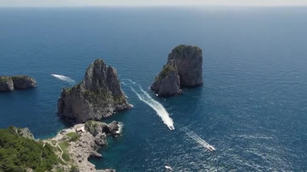Лодки Faraglioni Rock Побережье Острова Капри Италия Воздушные — стоковое видео
