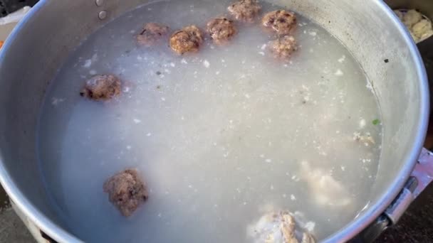 Fast Food Popular Muitas Bolas Peixe Ferver Caldo Sopas Close — Vídeo de Stock