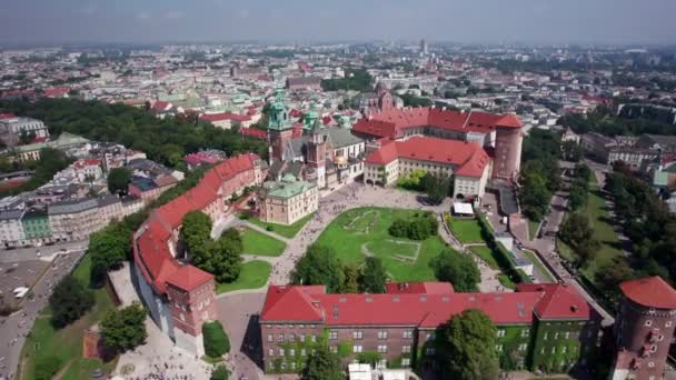 Drone Volando Sobre Las Paredes Del Castillo Wawel Hacia Catedral — Vídeo de stock