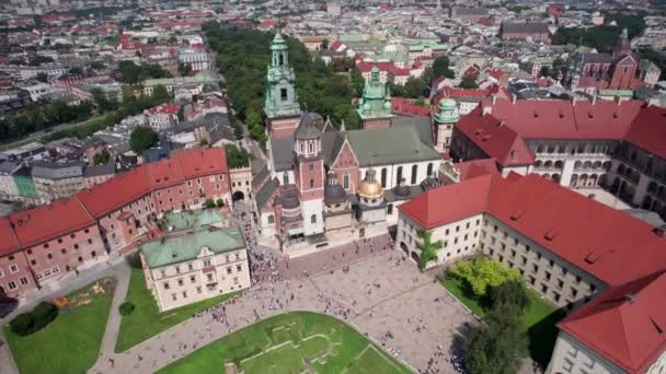 Drone Revelando Wawel Royal Castle Turistas Ocupados Visitando Wawel Cathedral — Vídeo de Stock