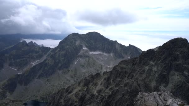 Temné Zlověstné Bouřkové Mraky Nad Krásnými Zubatými Vrcholky Tatry — Stock video