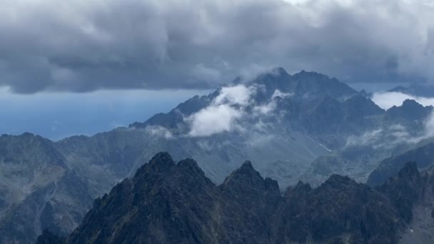 雲の上のパノラマ高い 高タトラ山脈のギザギザのピークのビュー — ストック動画