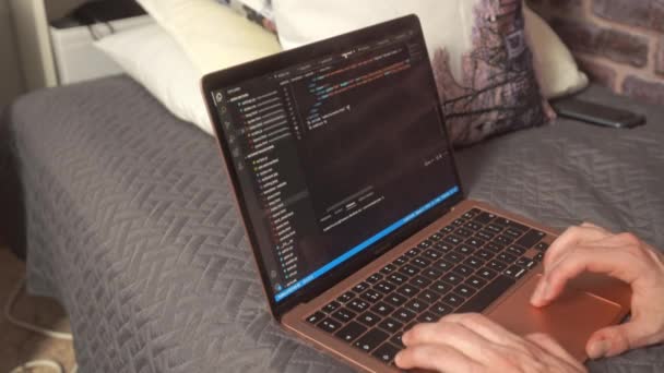 Étudiant Fait Défiler Code Passé Pour Développement Site Web Sur — Video